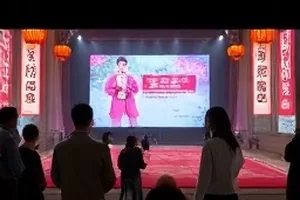 远山来信集叠放的信封与远山封面